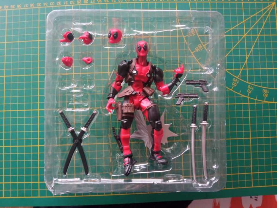 Deadpool superbohater figurka ruchoma kolekcjonerska akcesoria PL