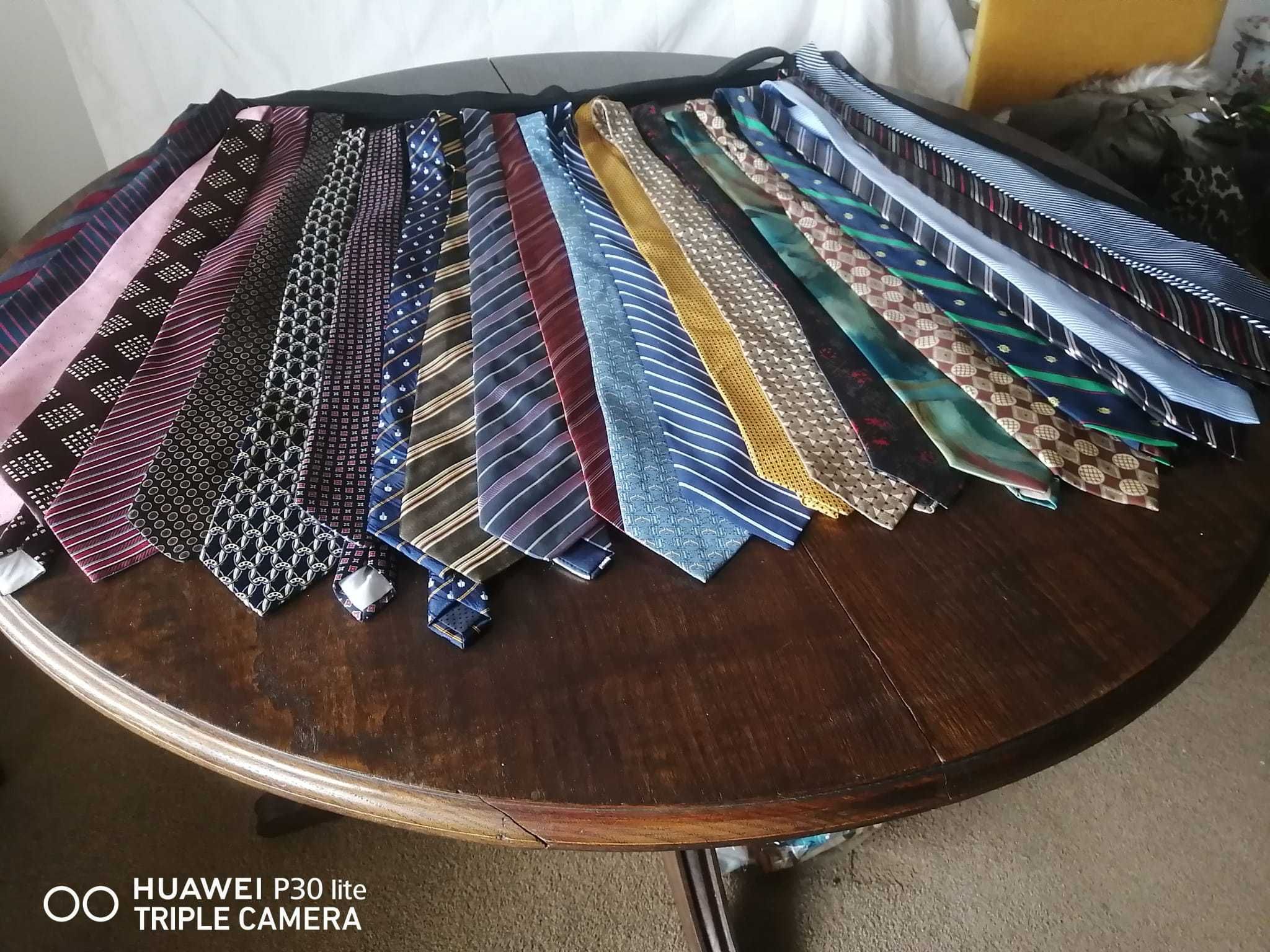 Conjunto de 27 gravatas de homem (podem ser vendidas em separado)