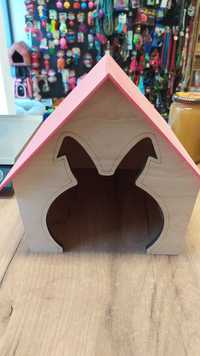Drewniany domek z podobizną królika. 30cm x 25 x 23,5h