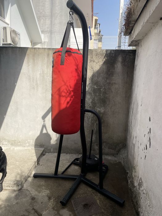 Saco de boxe com tripé
