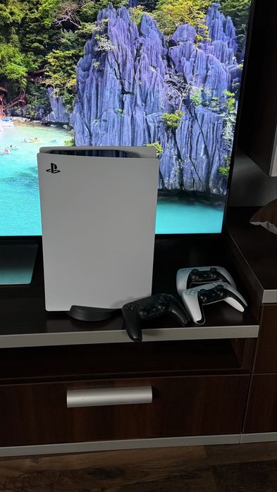 PlayStation 5 Blu-Ray + 3 геймпади DualSense