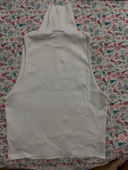 Top de gola alta sem mangas