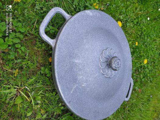 Patelnia żeliwna z pokrywą na ognisko 50 cm najwyższa jakość Żeliwiak