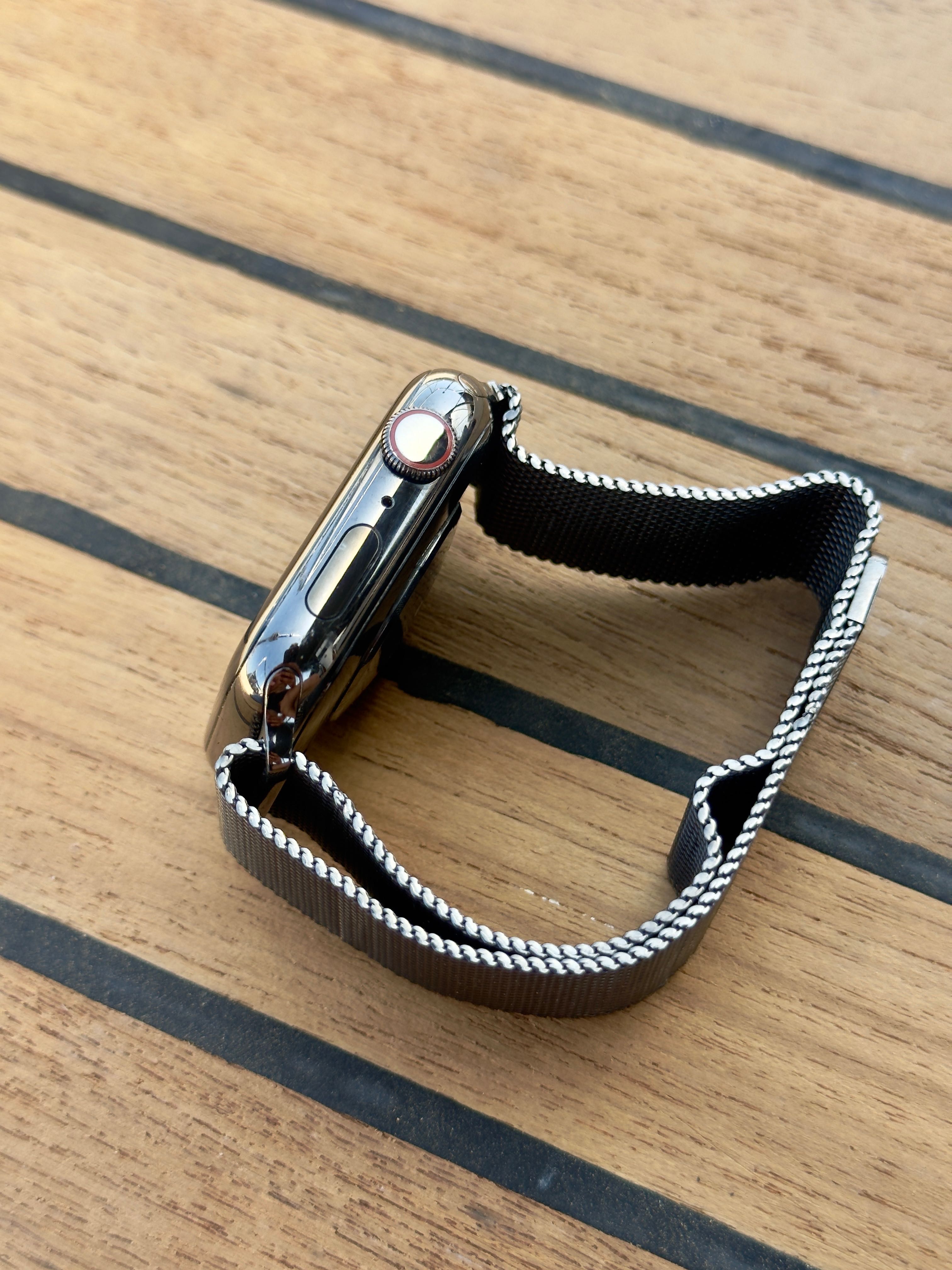 Apple Watch Series 6 – Aço Inoxidável, Cellular, Pulseira Milanese