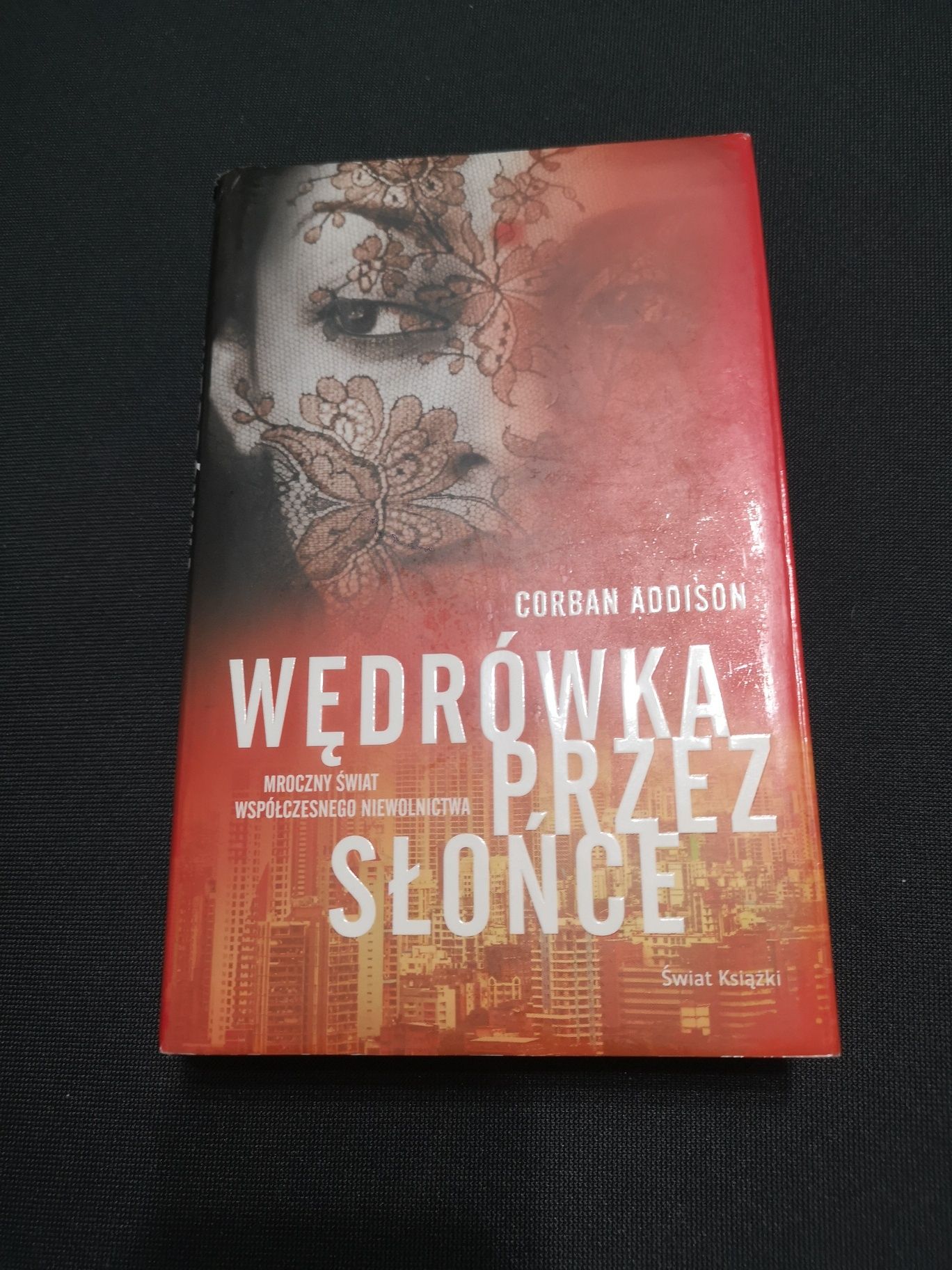 Książka Wędrówka przez słońce Corban Addison twarda oprawa