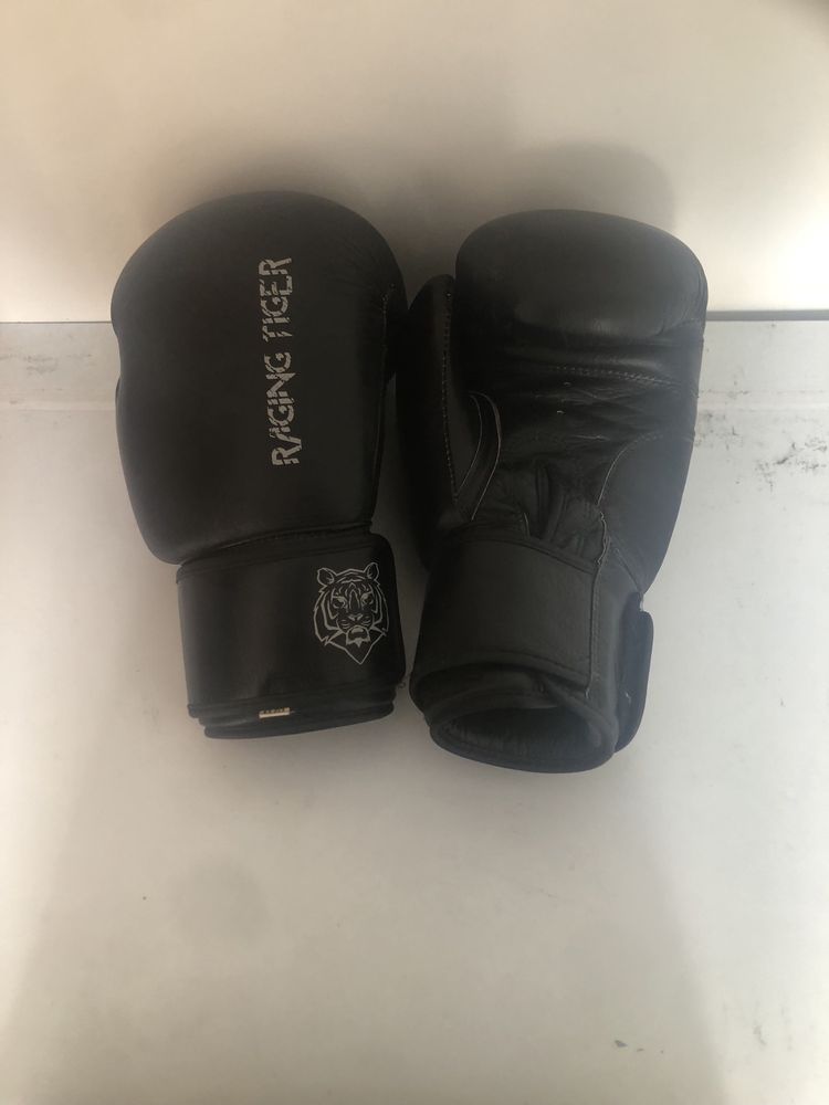 conjunto de equipamento de MMA/BOXE da marca RAGING TIGER semi novos.