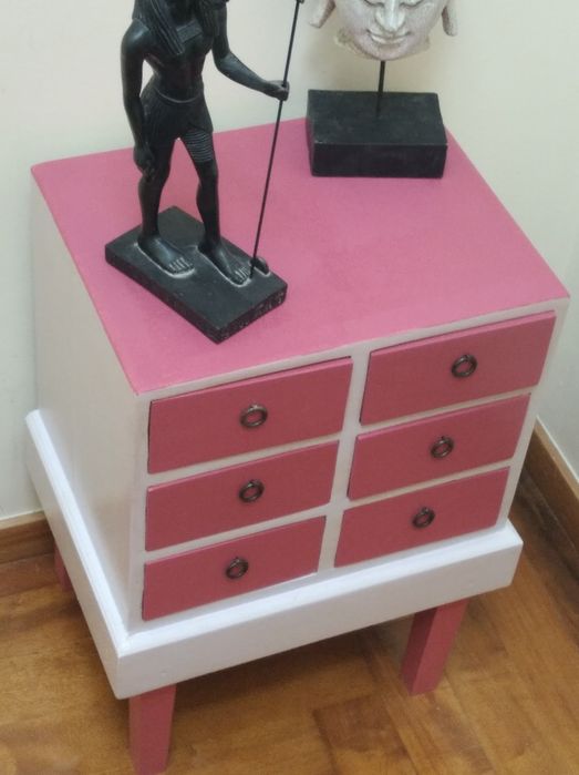 Móvel de apoio em madeira maciça.