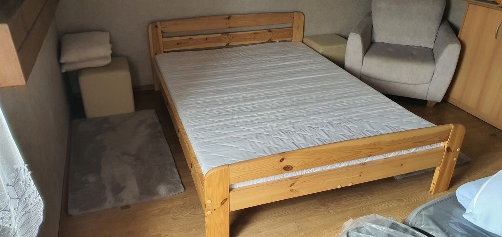 Łóżko drewniane z materacem