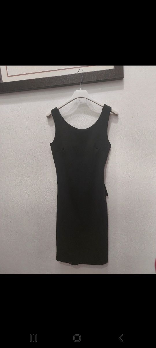 Vestido preto com costas abertas e laço. Tamanho S