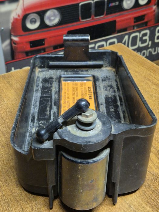 BMW E36 Cabrio Podstawa Tłumik Drgań Akumulatora w Bagażniku 8.169054