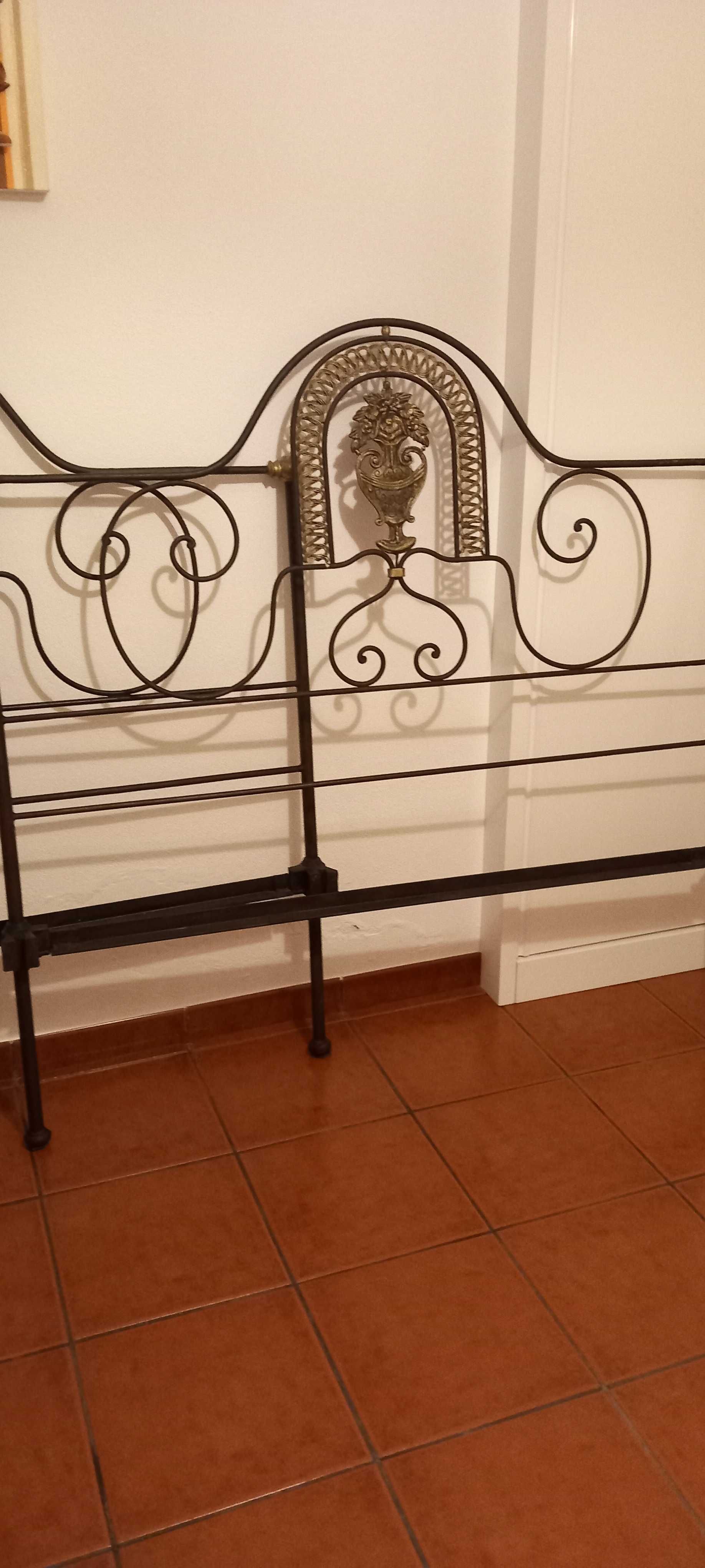Cama de casal em Ferro