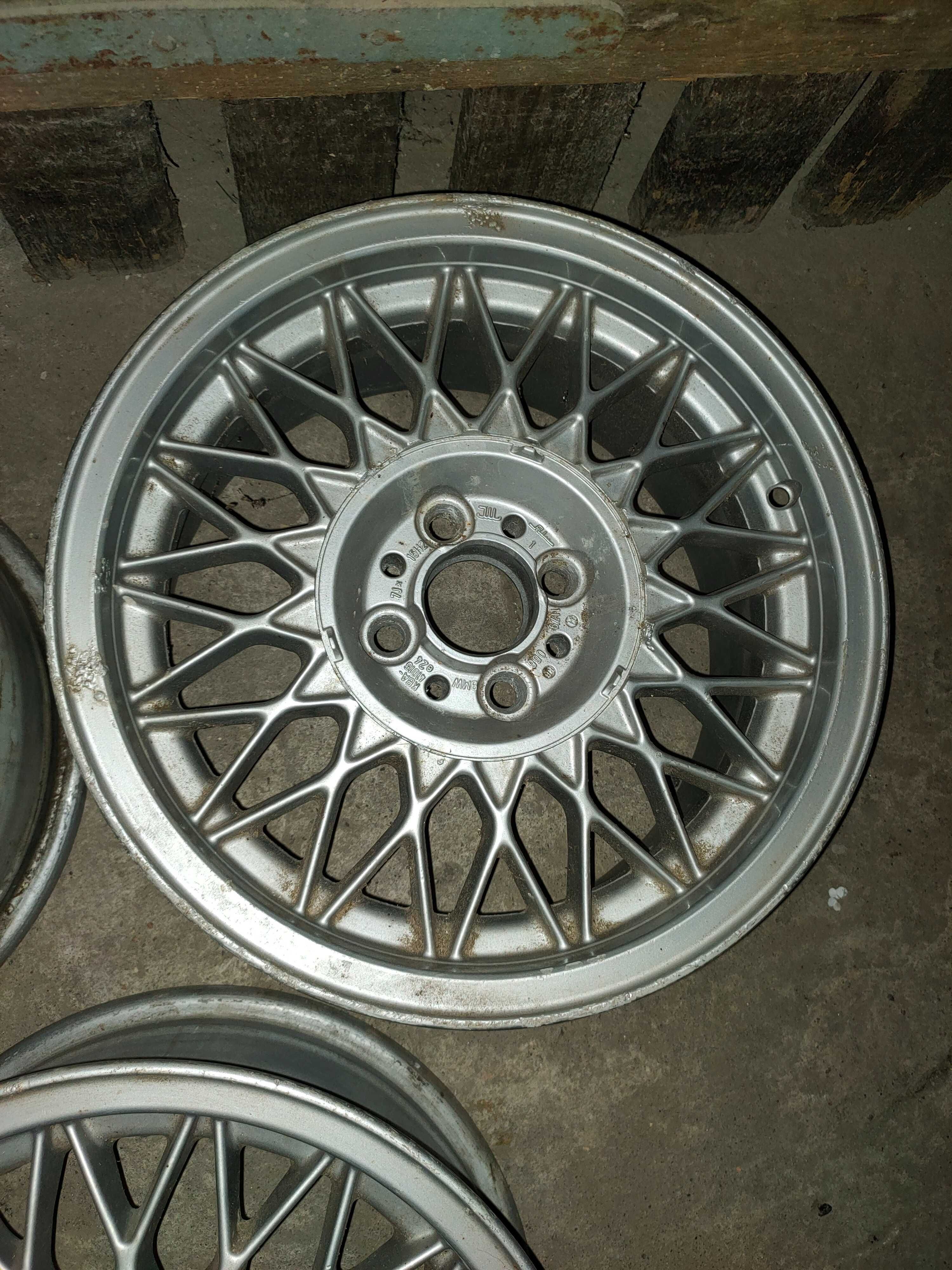Felgi BBS Styling 15"   3 szt.   BMW E 30  wraz z deklami