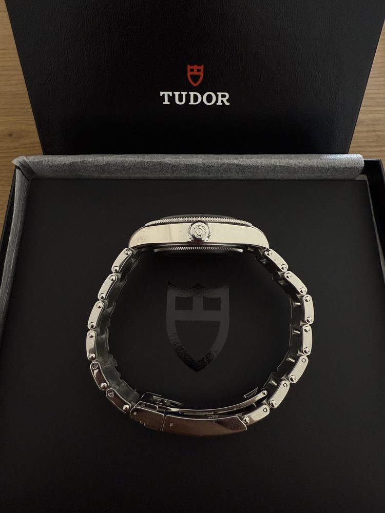Tudor Black Bay Burgundy 41mm - Master Chronometer - Novo - FULL SET