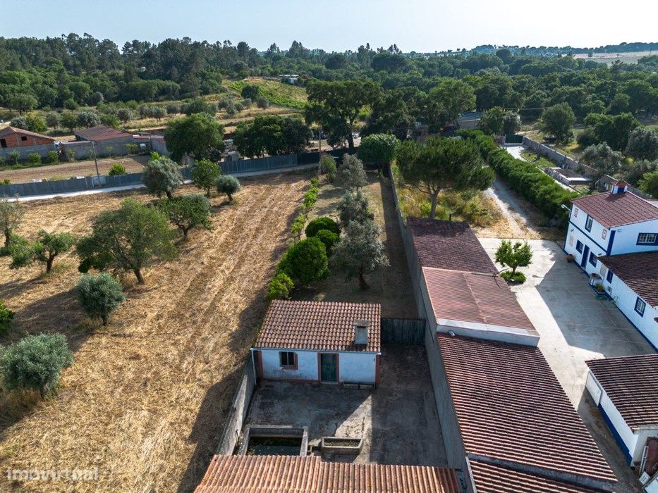 Terreno vedado com benfeitoria