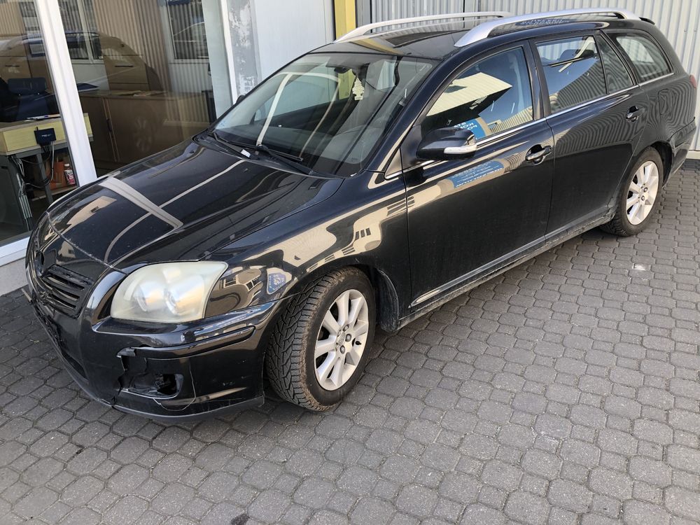 Toyota Avensis uszkodzona