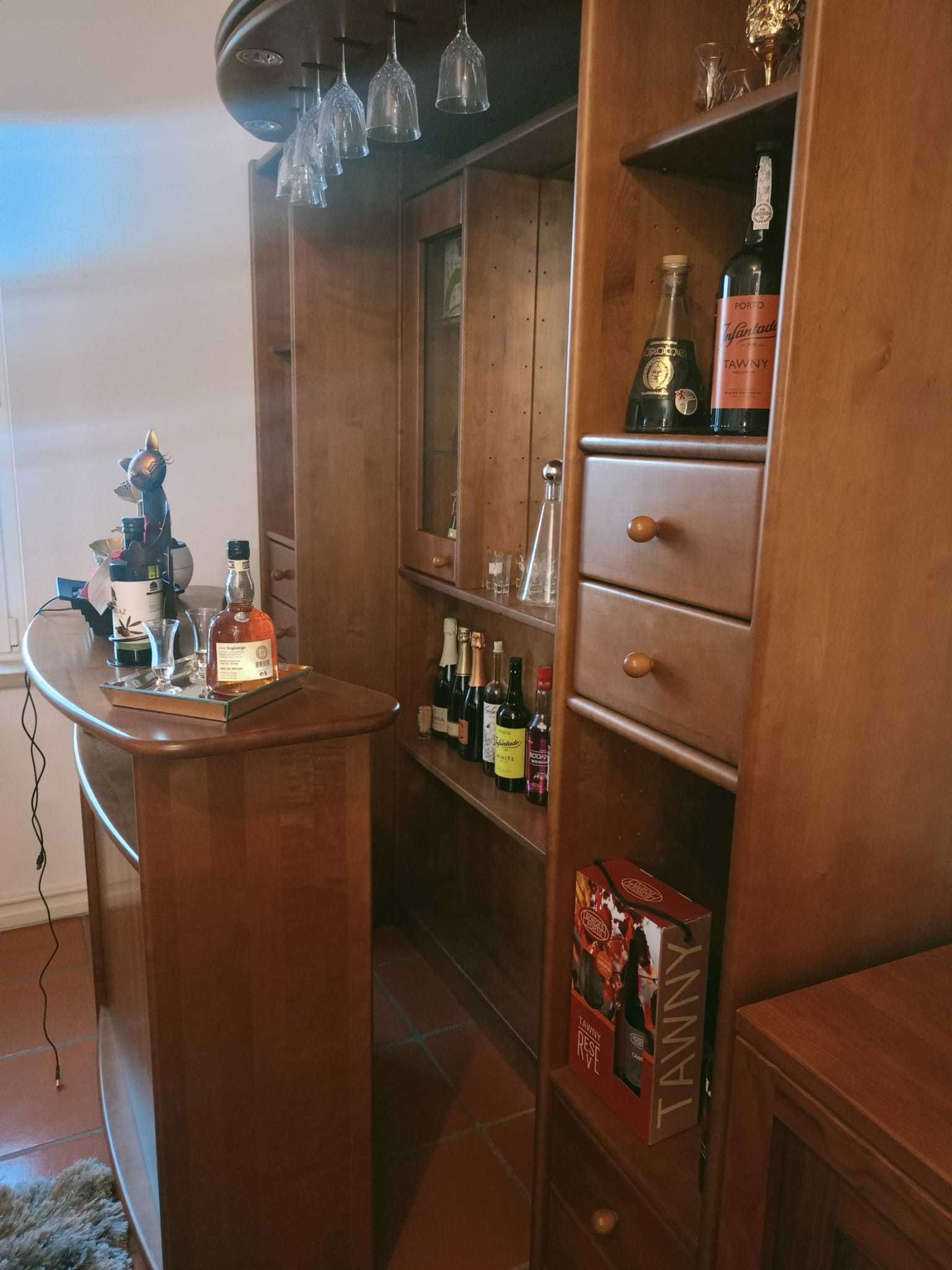 BAR com balcão e dois bancos em madeira de cerejeira maciça americana.