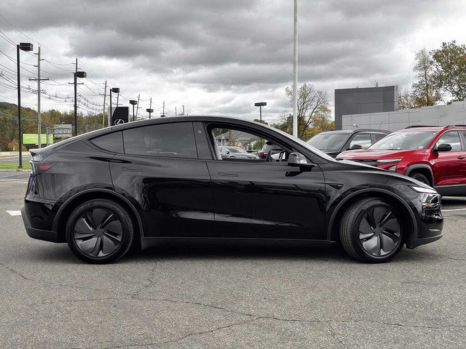 Tesla Model Y Long Range      2026