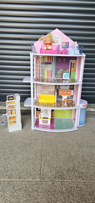 Casa de bonecas com elevador a funcionar