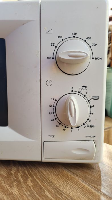 Микроволновка Samsung M1712NR