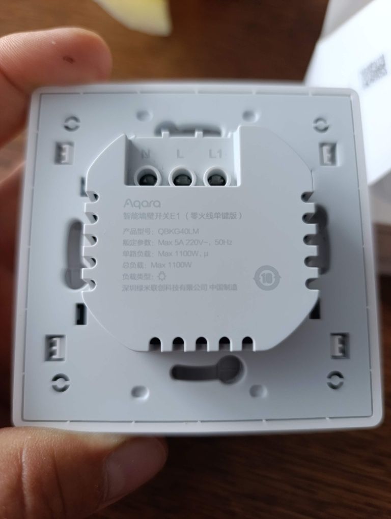 Aqara Smart Wall Switch E1 (pojedynczy, z przewodem neutralnym). 
Jest