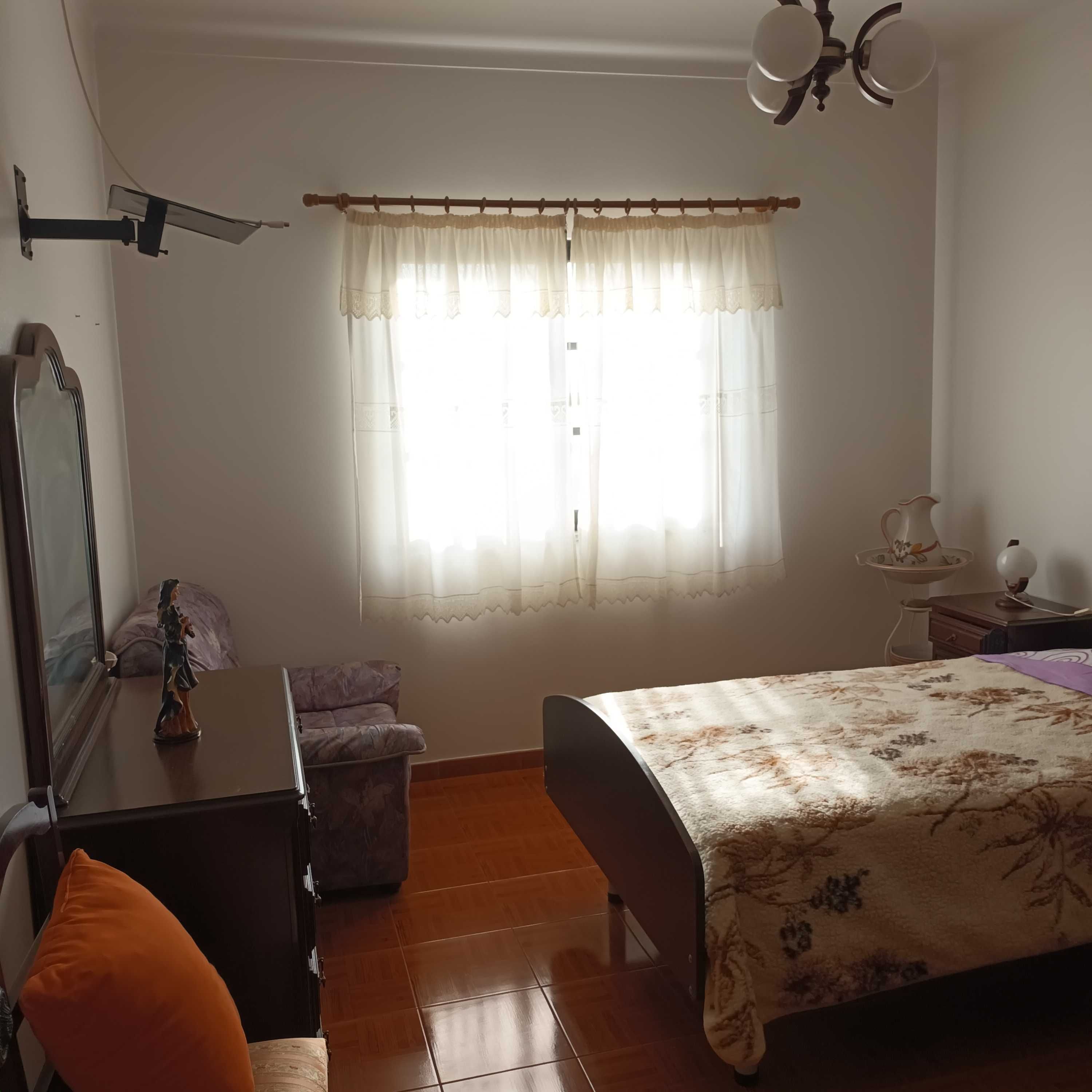 Quarto em madeira COMPLETO