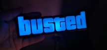GTA napis BUSTED świecący w ciemności na niebiesko fluorescencyjny