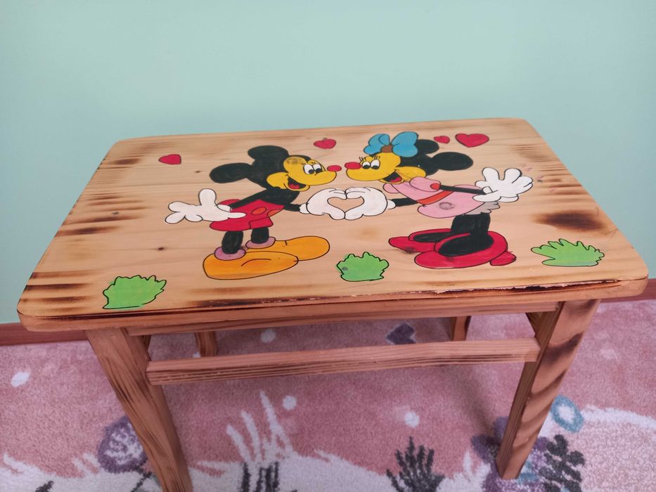 Stolik dziecięcy z krzesełkami