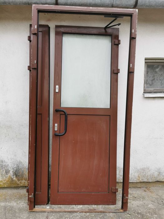 Drzwi aluminiowe dwuskrzydłowe z futryną