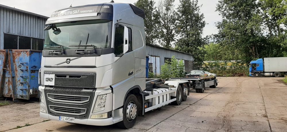 Usługi hakowcem / transport kontenerów.