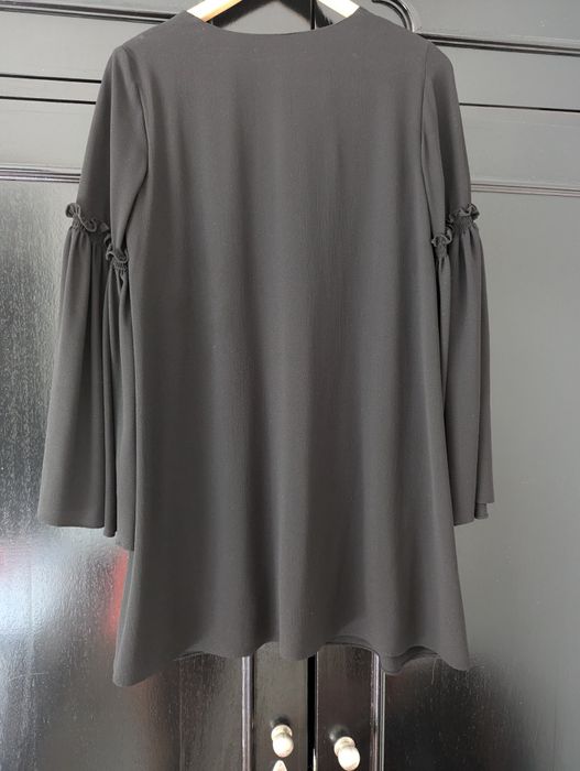Vestido preto curto, com manga larga