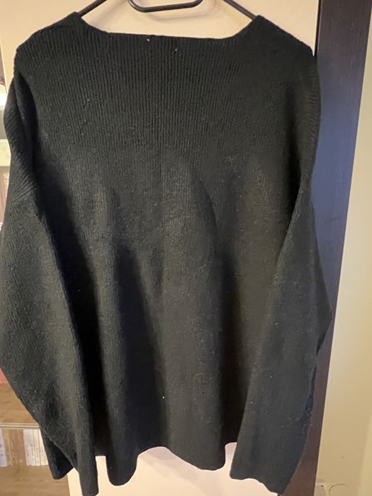 Sweter czarny z dekoltem V