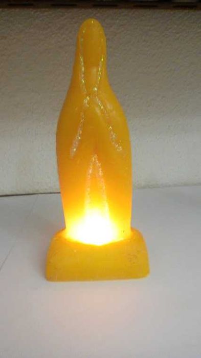 Santas e anjos estilizados com luz interior