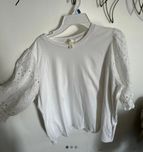 biala bluzka z dlugimi rekawami marki H&M z romantycznym detalem