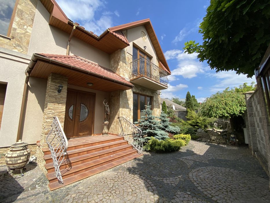 Будинок в районі «Новий двір» 10 соток. Зручна локація.