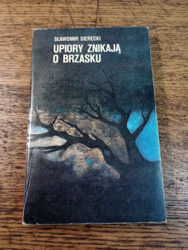 Upiory znikają o brzasku. Sławomir Sierecki