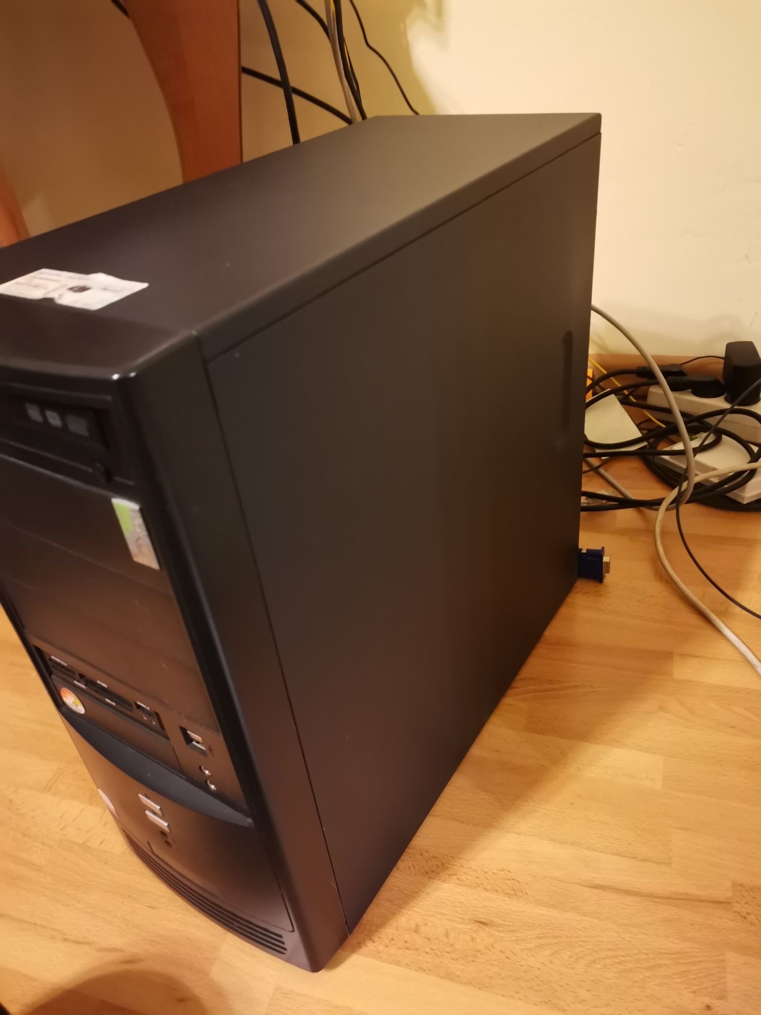 Komputer Stacjonarny mini Tower używany retro stary model zabytek PC