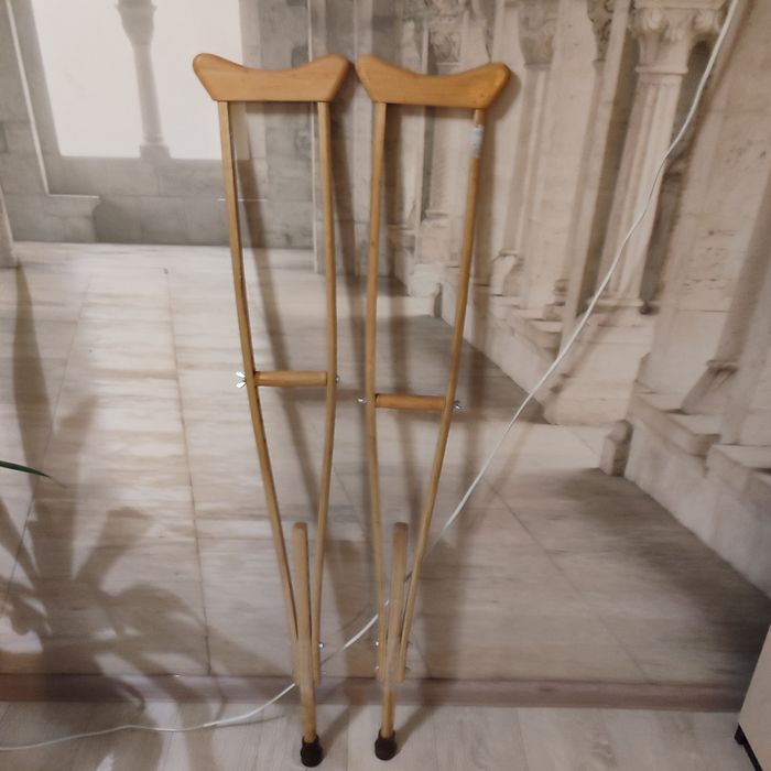 Костыли б/у дерево.