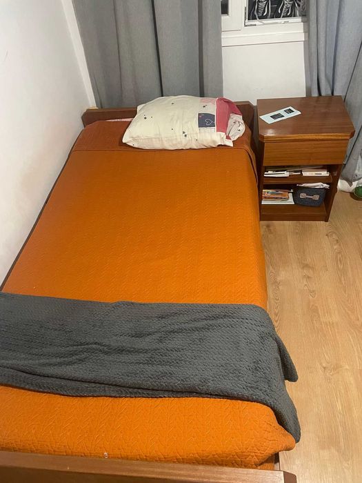 Cama com arrumação ao lado + mesa de cabeceira +secretaria e móveis