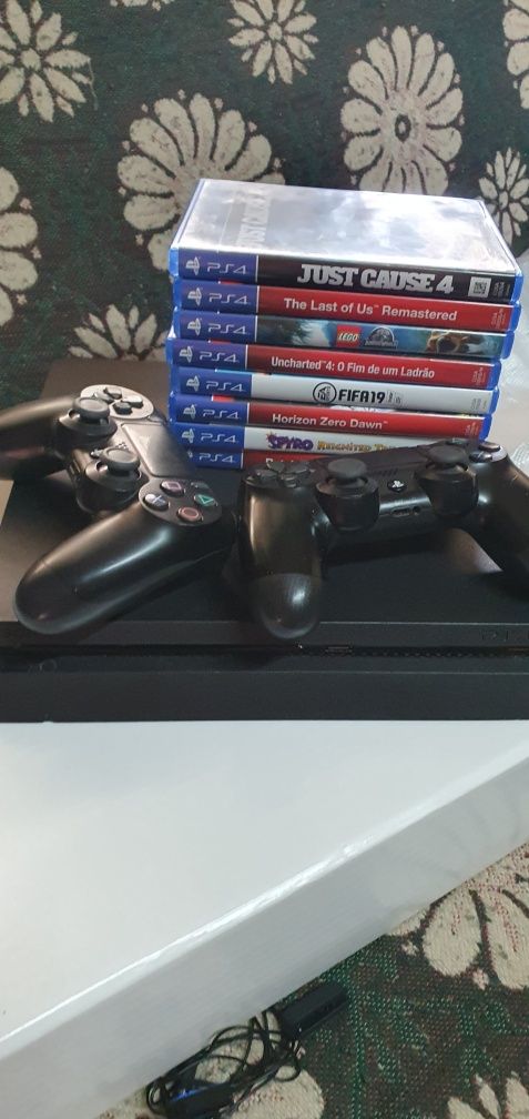 Ps4 slim 1TB com 2 comandos + extras