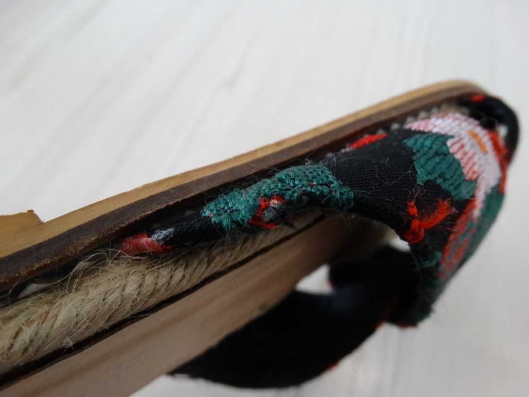 Buty Klapki Czarne z Haftem Płaska Podeszwa Skrzyżowane Paski Kwiaty