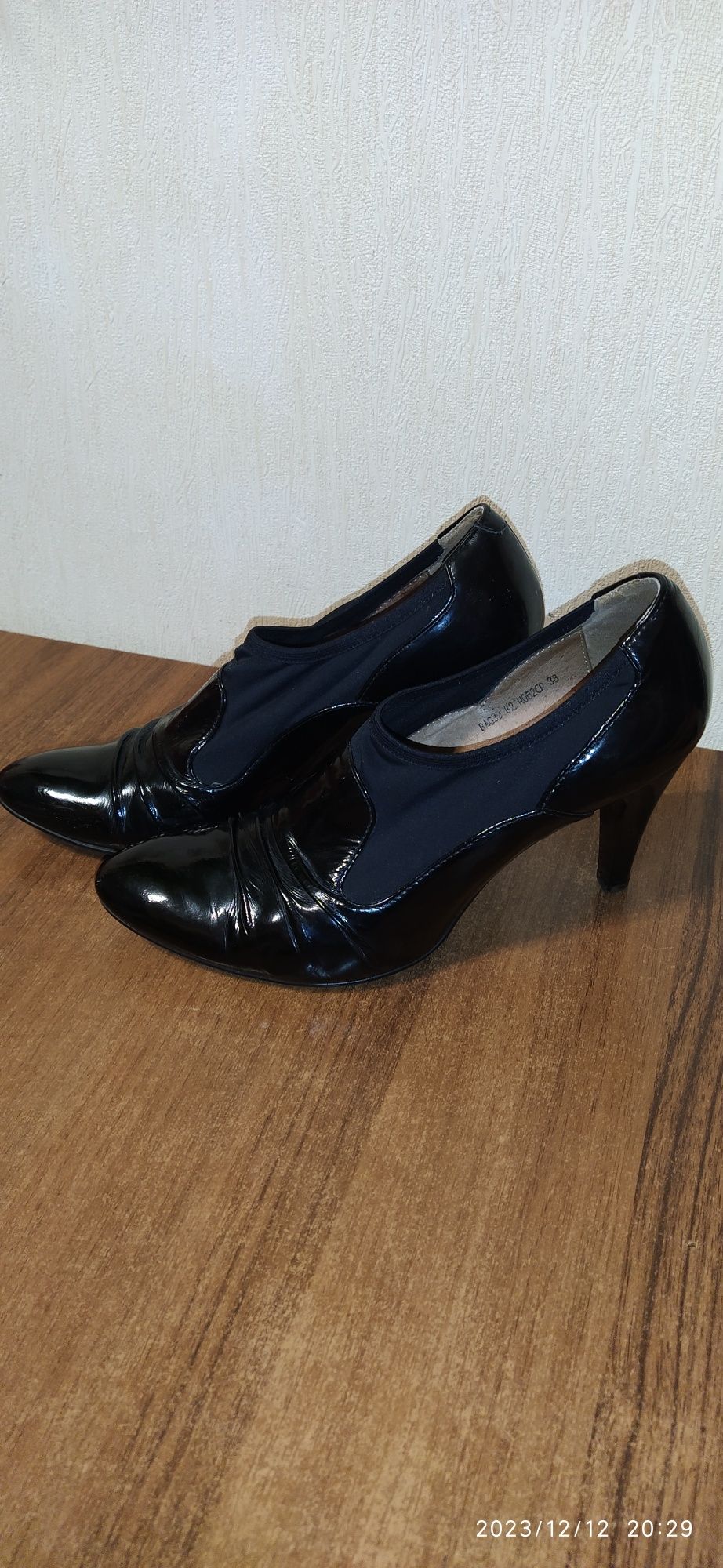 Туфли женские лаковые на каблуке 38 размер