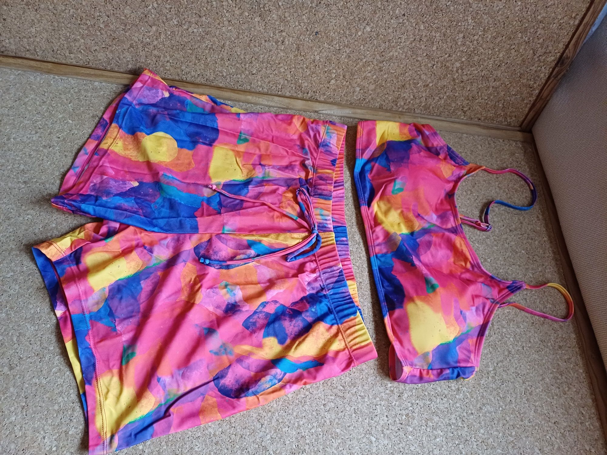 Biquini/ fato de banho/tankini tamanho XL.
Novo.
