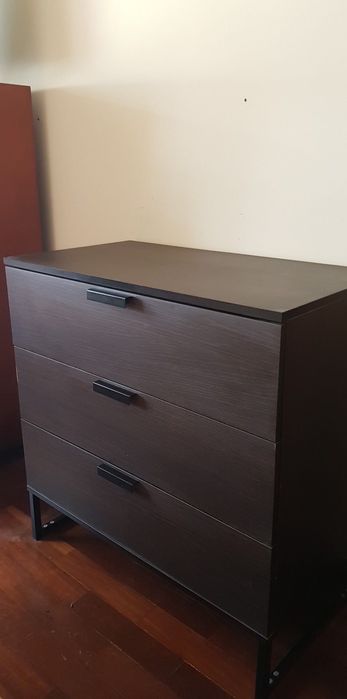 Cama e cómoda castanha escura
