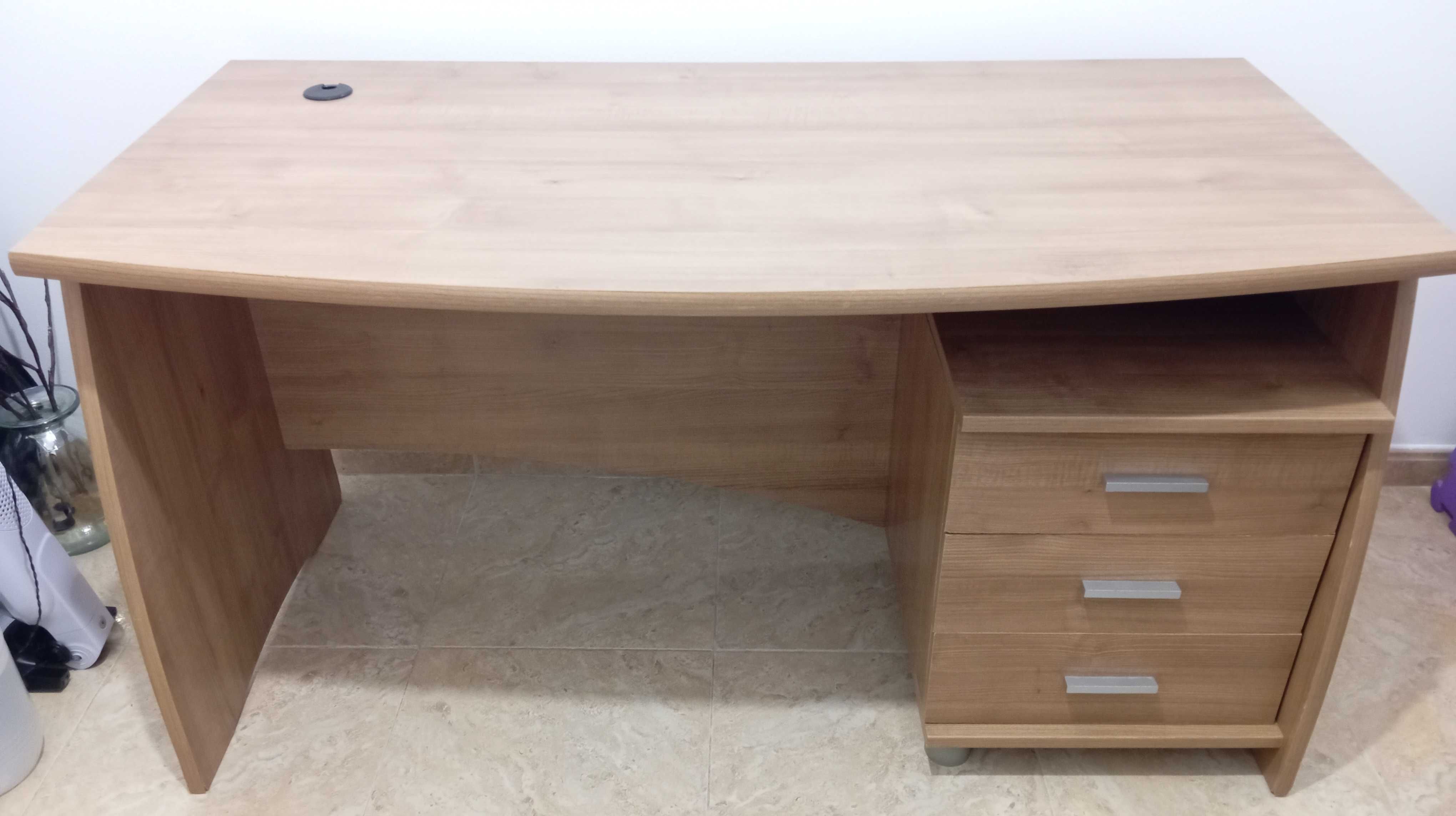 Mesa com cadeiras usadas