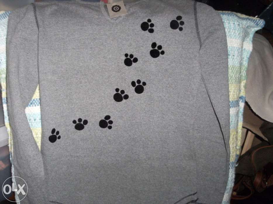 Blusa cinza juvenil com desenhos de patas de gato