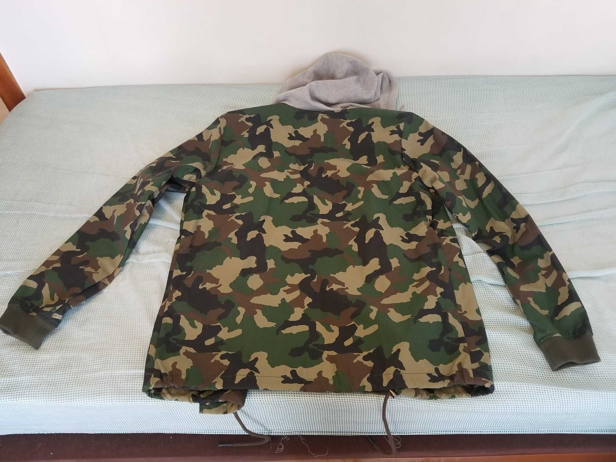 Casaco padrão camuflado, com capuz , NOVO da PULL & BEAR, tamanho XL.