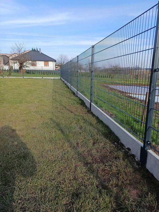 Ogrodzenie Panelowe 3D , Podmurówka, Słupki, Montaż