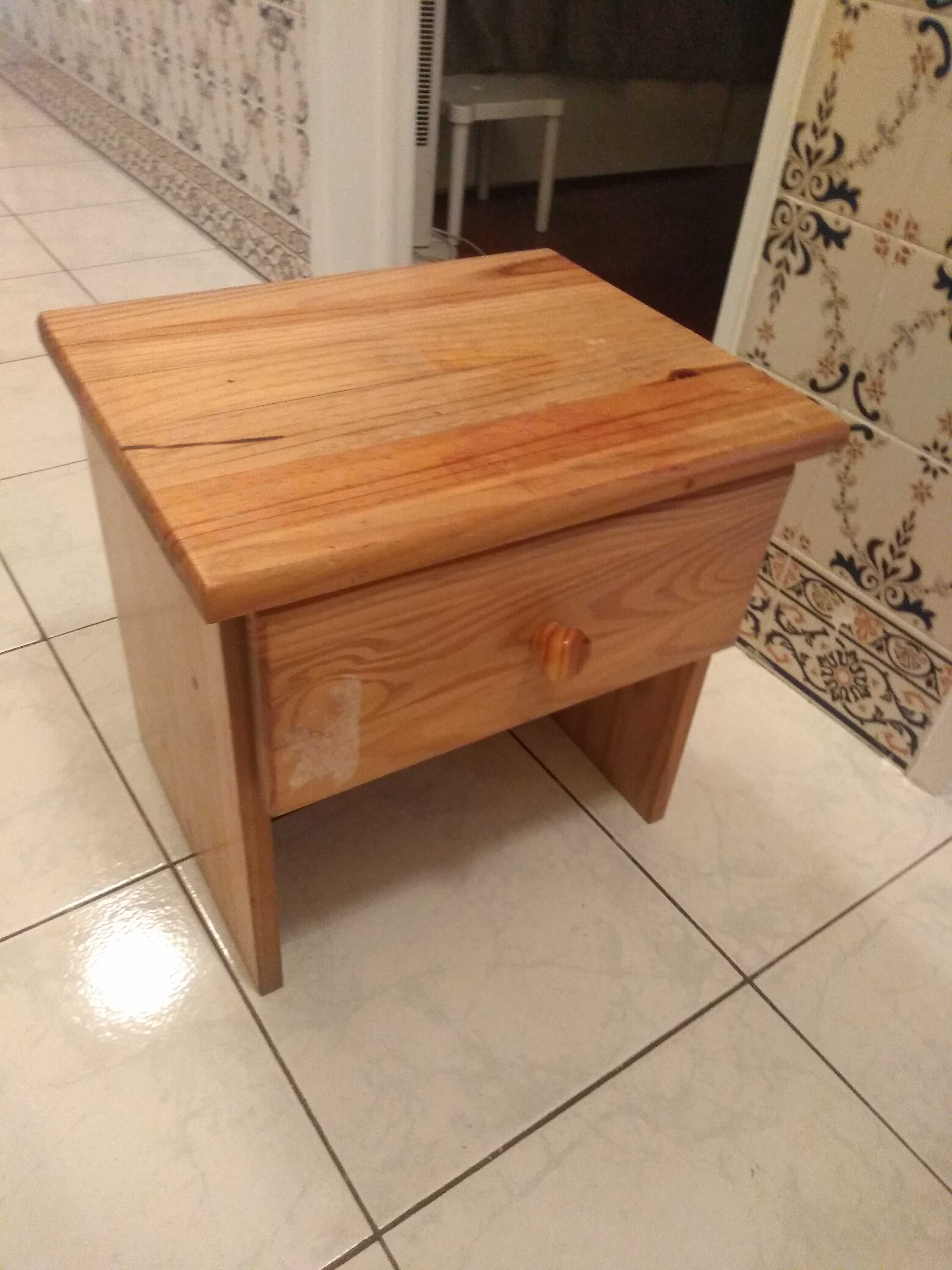 Colchão de mola+estrado+cama e cama auxiliar+mesinha de cabeceira