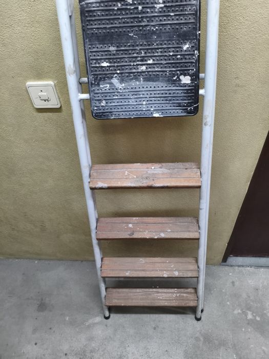 Escadote usado em bom estado