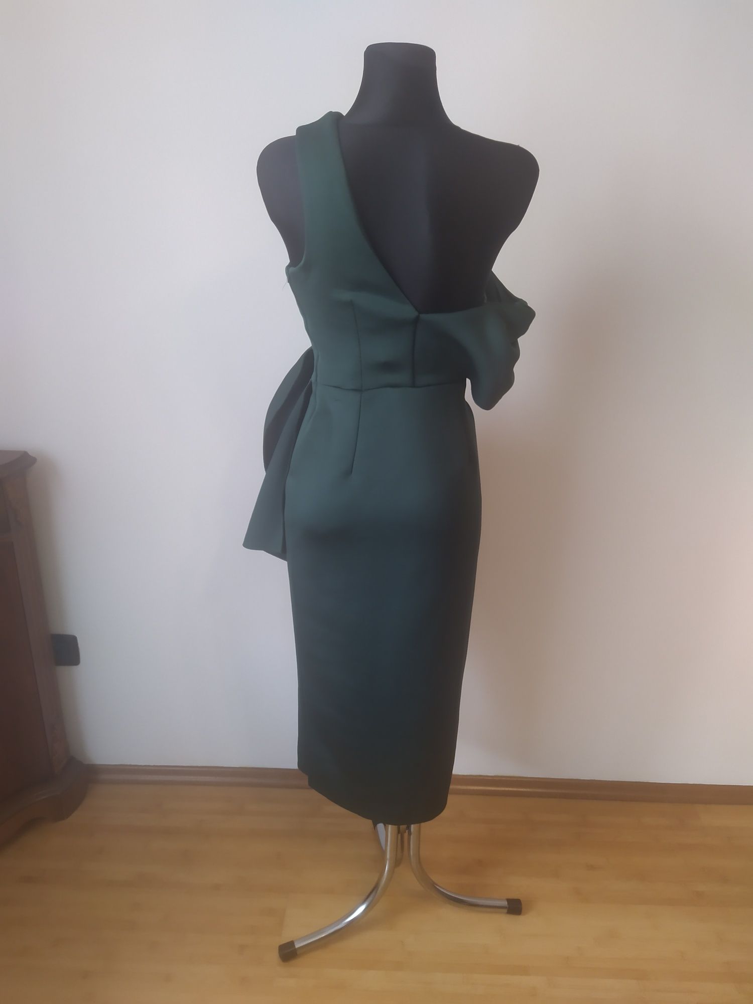 Asymetryczna dopasowana sukienka midi na jedno ramię Asos
